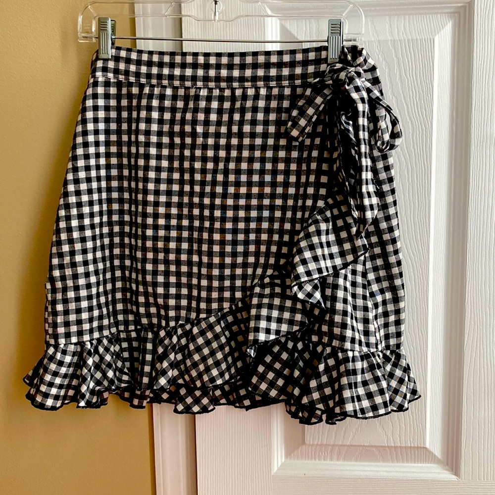 Cute adorable Wrap around white black checker skirt with frills hemline.